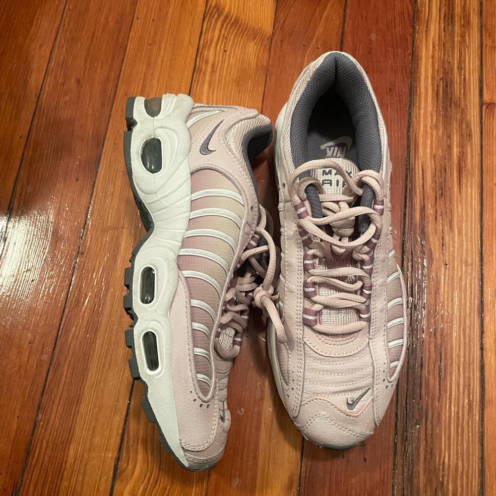 Nike Women’s Air Max Tailwind Womens Rose Marathon Running Shoes - size 7.5